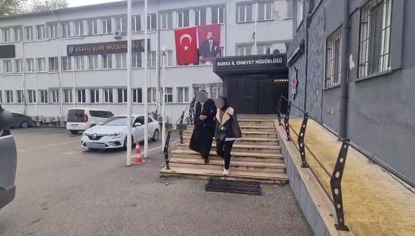BURSA’NIN OSMANGAZİ İLÇESİNDE BİR EVİN KAPISINI KART-FİLM YÖNTEMİYLE AÇARAK YAKLAŞIK 450 BİN TL DEĞERİNDEKİ ZİYNET EŞYALARINI ÇALAN ŞÜPHELİ, 35 GÜVENLİK KAMERASININ İNCELENMESİ SONUCU YAKALANDI. HAKKINDA 28 SUÇ KAYDI BULUNDUĞU BELİRTİLEN ŞÜPHELİ, EMNİYETTEKİ İŞLEMLERİNİN ARDINDAN ADLİ MAKAMLARA SEVK EDİLDİ.