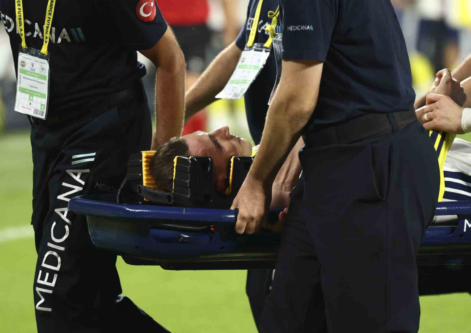 Fenerbahçeli oyuncu Kerem Aktürkoğlu, Konyaspor maçında kafasına aldığı darbe sonucu kafa travması geçirirken, kontrol amacıyla hastaneye götürüldü.
