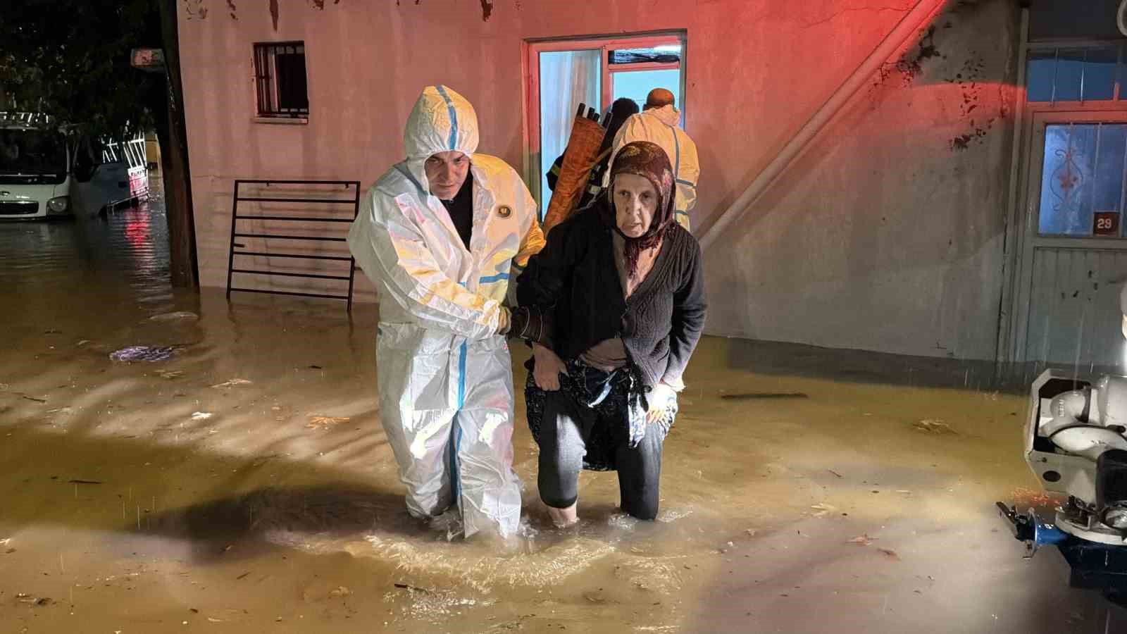 ADIYAMAN’DA ETKİLİ OLAN ŞİDDETLİ SAĞANAK YAĞIŞ NEDENİYLE SU BASAN EVDE MAHSUR KALAN 2 YAŞLI KADIN, İTFAİYE EKİPLERİNİN PENCERE KORKULUKLARINI SÖKEREK GERÇEKLEŞTİRDİĞİ ÇALIŞMAYLA KURTARILDI.
