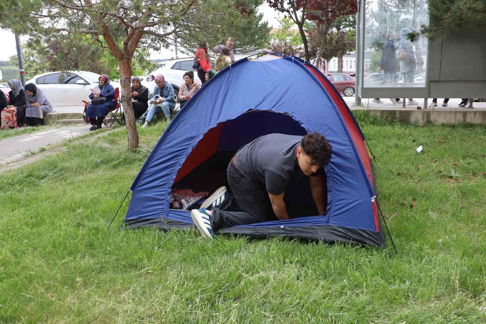 Herkes sandalye getirdi, o çadır kurdu