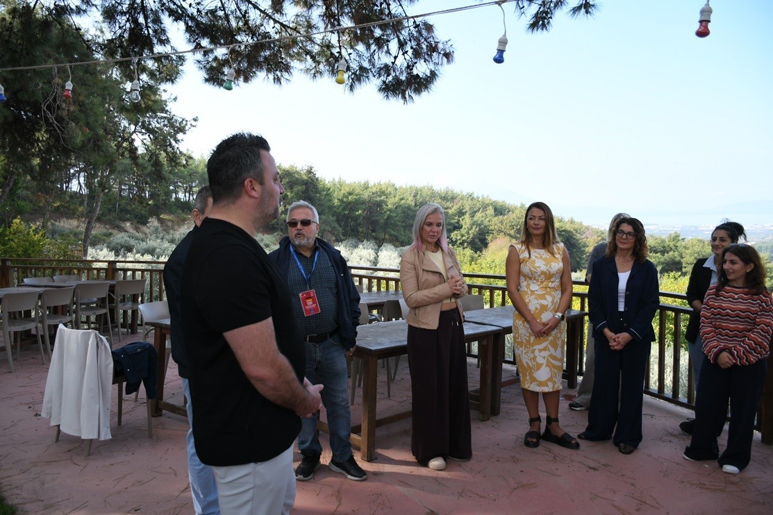 KUŞADASI’NIN İTALYA, ALMANYA, LİTVANYA VE ROMANYA’DAKİ KARDEŞ ŞEHİRLERİNDEN GELEN HEYETLER, 29 EKİM CUMHURİYET BAYRAMI KUTLAMALARININ ARDINDAN DÜZENLENEN KAHVALTI PROGRAMINDA AĞIRLANDI.