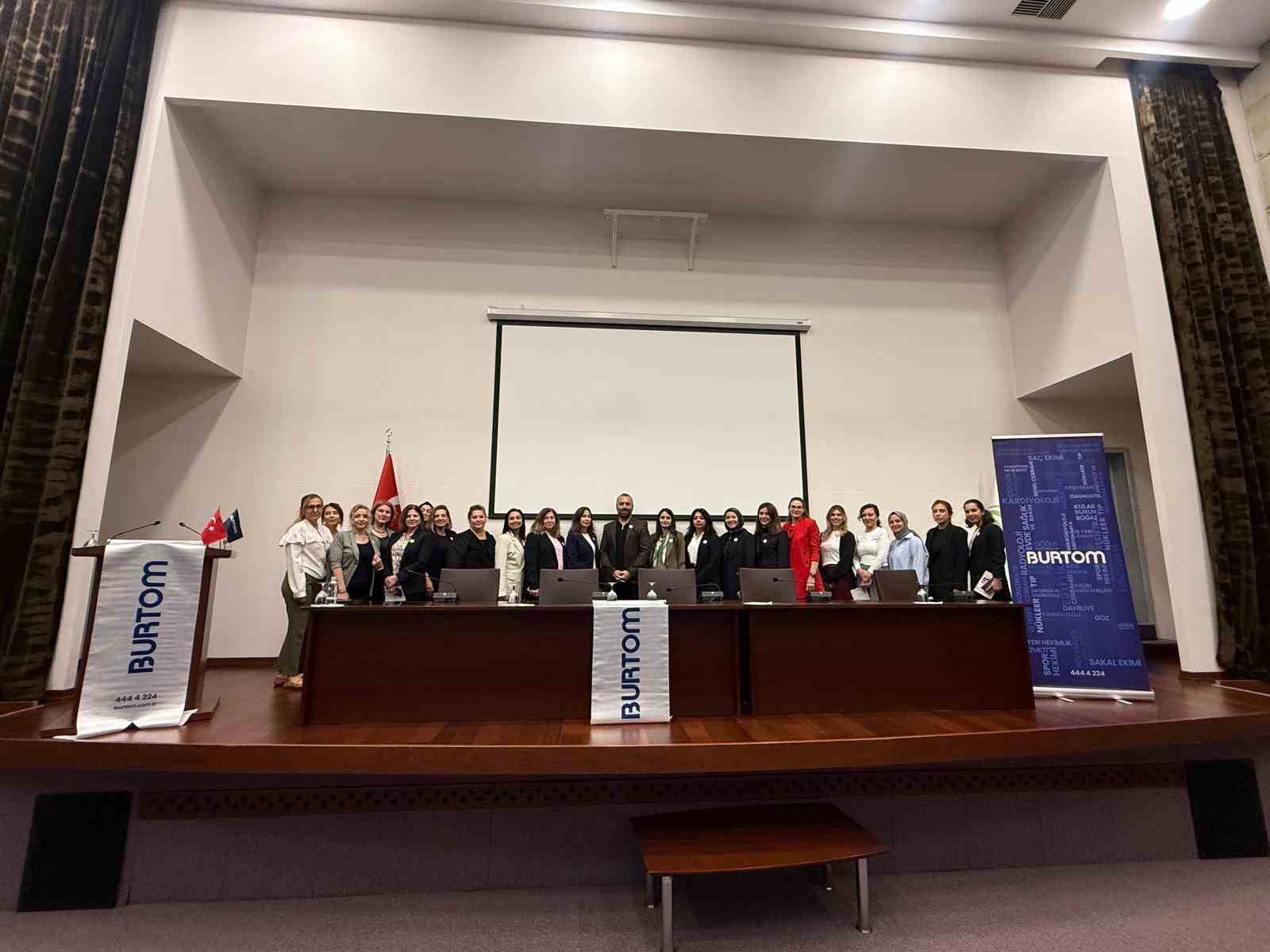 BURTOM KONUR CERRAHİ TIP MERKEZİ GENEL CERRAHİ UZMANI OP. DR. DOĞAN FAKIOĞLU, "MEME KANSERİ FARKINDALIK AYI" NEDENİYLE ULUDAĞ İHRACATÇI BİRLİKLERİ (UİB) PERSONELİNE YÖNELİK "MEME KANSERİ: FARKINDALIK VE ERKEN TEŞHİSİN ÖNEMİ" KONULU BİR SEMİNER VERDİ. SEMİNERDE HASTALIĞIN KÜRESEL BOYUTLARINDAN RİSK FAKTÖRLERİNE, TANI VE TEDAVİ SÜREÇLERİNDEN YAŞAM TARZINA KADAR TÜM KONULAR DETAYLARIYLA ELE ALINDI.