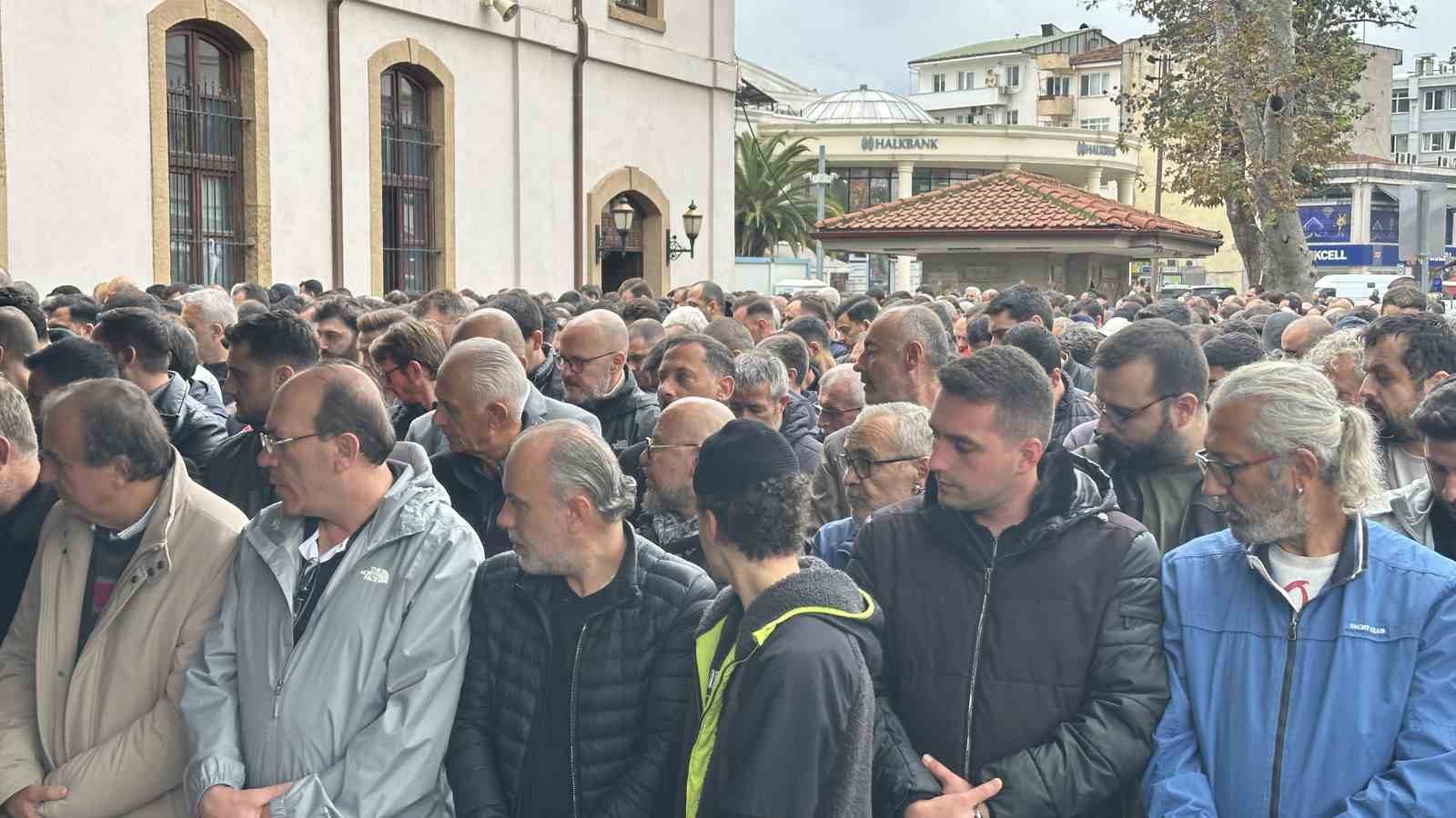 NEVŞEHİR'İN GÖREME BELDESİNDE MEYDANA GELEN PERİBACASI ÇÖKMESİNDE HAYATINI KAYBEDEN SAKARYALI GAZETECİ FATİH ERAY TUNA VE EŞİ BEGÜM TUNA, MEMLEKETLERİ SAKARYA'DA KILINAN CENAZE NAMAZININ ARDINDAN SON YOLCULUKLARINA UĞURLANDI.