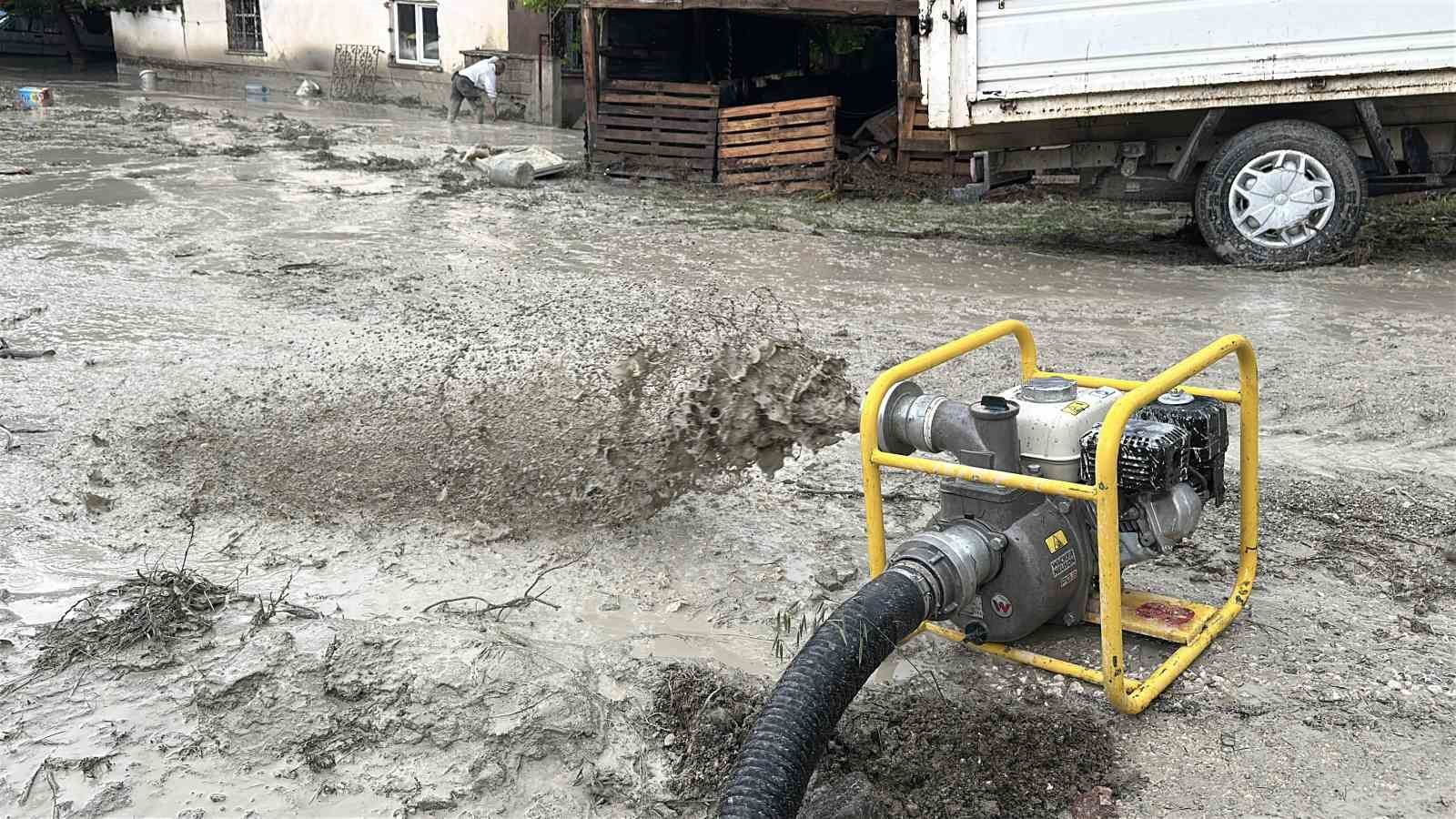 Burdur’da sağanak sonrası bazı evleri su bastı