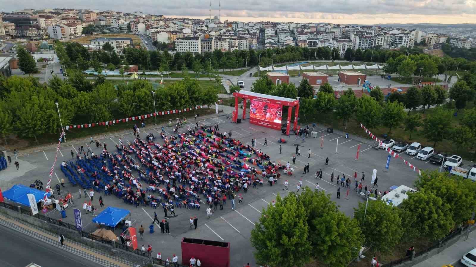 Arnavutköy’de binlerce kişi milli maç heyecanını dev ekranlarda yaşadı
