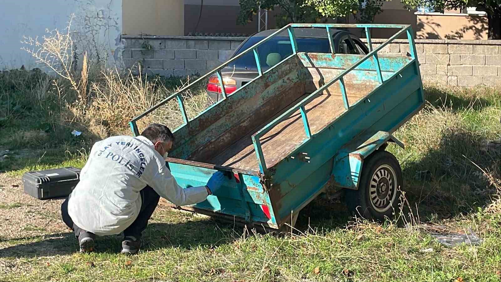 KARAMAN’DA 2 AY ÖNCE ÇALINAN RÖMORK, KİMLİĞİ BELİRSİZ KİŞİLER TARAFINDAN SAHİBİNİN EVİNİN YANINDAKİ ARSAYA GERİ BIRAKILDI. İHBAR ÜZERİNE OLAY YERİNE GELEN OLAY YERİ İNCELEME EKİPLERİ, RÖMORK ÜZERİNDE PARMAK İZİ ÇALIŞMASI YAPTI.
