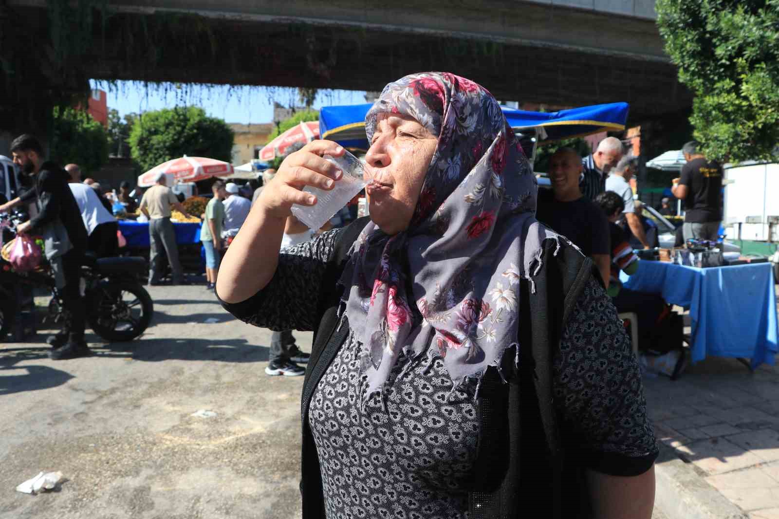 MALZEMELERİ BİR ARAYA GETİREN ALYAPUT, KARIŞIMI BASINÇLI SİSTEMDEN GEÇİREREK GAZOZ HALİNE GETİRİYOR. HAZIRLANAN EL YAPIMI GAZOZLAR, SOĞUK ŞEKİLDE VATANDAŞLARA SERVİS EDİLİYOR. YILLARDIR AYNI MESLEĞİ YAPTIĞINI BELİRTEN ALYAPUT, BU İŞ SAYESİNDE 4 ÇOCUĞUNU BÜYÜTTÜĞÜNÜ KAYDETTİ.