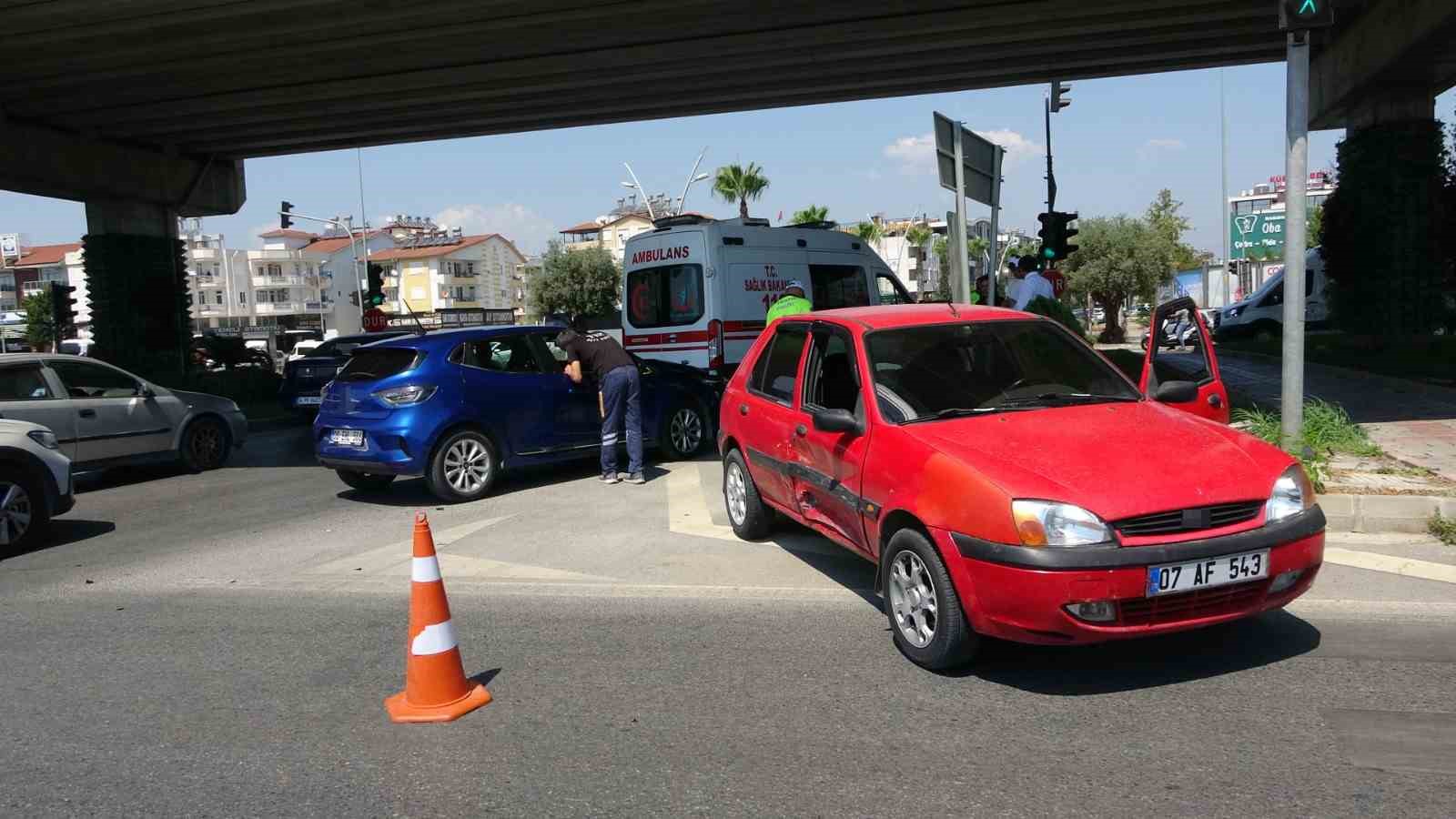 Antalya’da iki otomobil çarpıştı: 1 yaralı