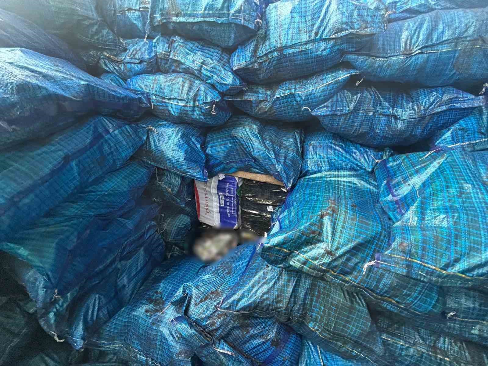 SİİRT’TE KÖMÜR ÇUVALLARININ ARASINA GİZLENMİŞ 10 BİN 250 PAKET KAÇAK SİGARA ELE GEÇİRİLDİ