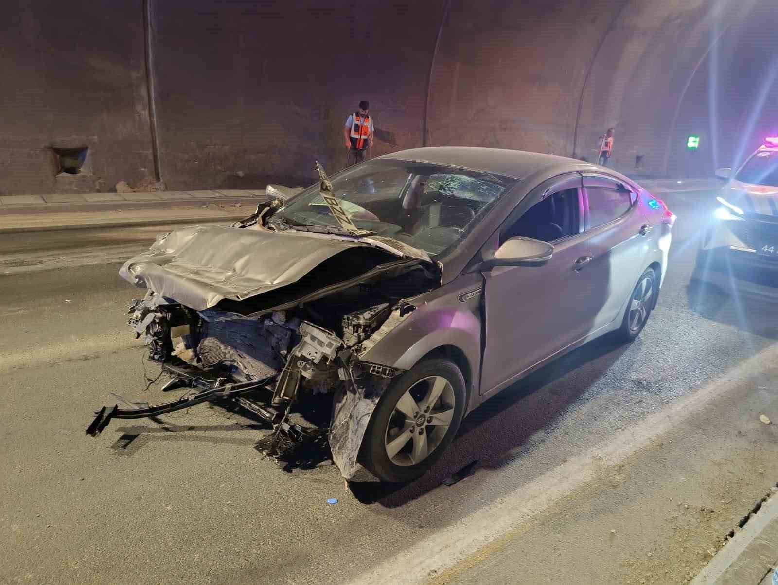 Erkenek Tüneli'nde otomobil kamyona arkadan çarptı: 1 yaralı