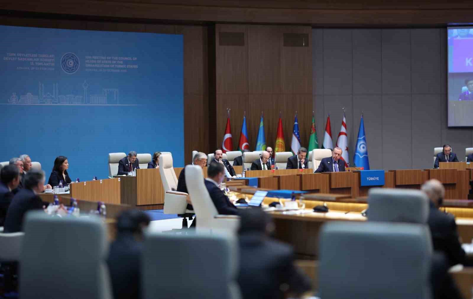 TÜRK DEVLETLERİ TEŞKİLATI (TDT) GENEL SEKRETERİ KUBANIÇBEK ÖMÜRALİYEV, "ÜYE VE GÖZLEMCİ DEVLETLERİMİZİN TOPLAM GAYRİSAFİ YURT İÇİ HASILASI 2025 YILINDA 2,4 TRİLYON ABD DOLARINI AŞMIŞ, TOPLAM TİCARET HACMİMİZ İSE 1,27 TRİLYON DOLARA ULAŞMIŞTIR" DEDİ. GENEL SEKRETERLİK GÖREVİNİ DEVRALACAK MİRVAHİD AZİMOV İSE "FAALİYET VE GİRİŞİMLERİ SOMUT PROJELERE YÖNLENDİRECEĞİM VE KARDEŞLERİMİZİ DAHA DA KENETLENDİRMEYE ÇALIŞACAĞIM" İFADELERİNİ KULLANDI.