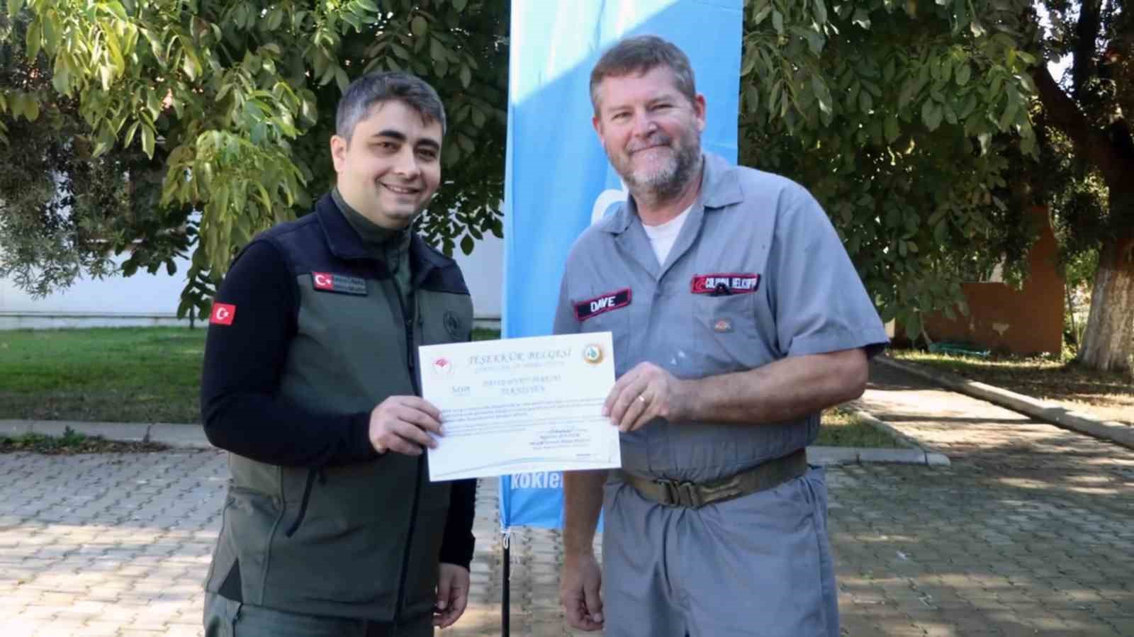 MUĞLA BÖLGE SİNDE ORMAN YANGINLARI İLE MÜCADELE KAPSAMINDA GÖREV YAPAN VE 31 EKİM'DE GÖREVLERİ SONA ERECEK OLAN HELİKOPTER PİLOTLARI VE YARDIMCI PERSONELİNE TEŞEKKÜR BELGELERİ VERİLDİ.