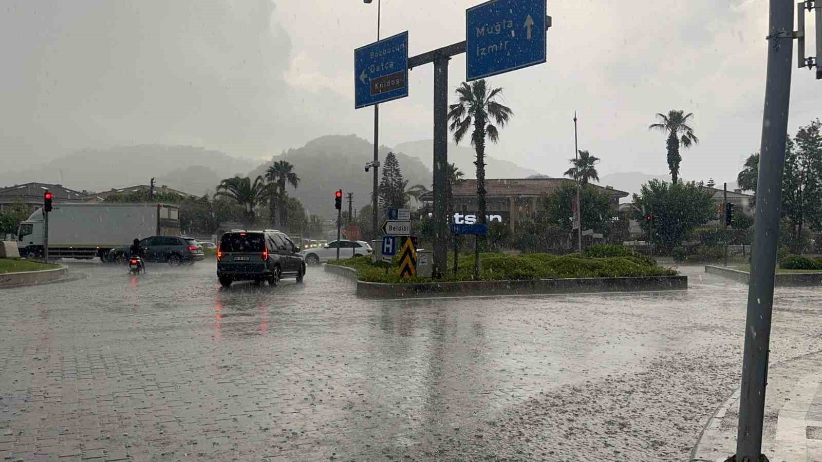 Marmaris’te sağanak yağış hayatı olumsuz etkiledi