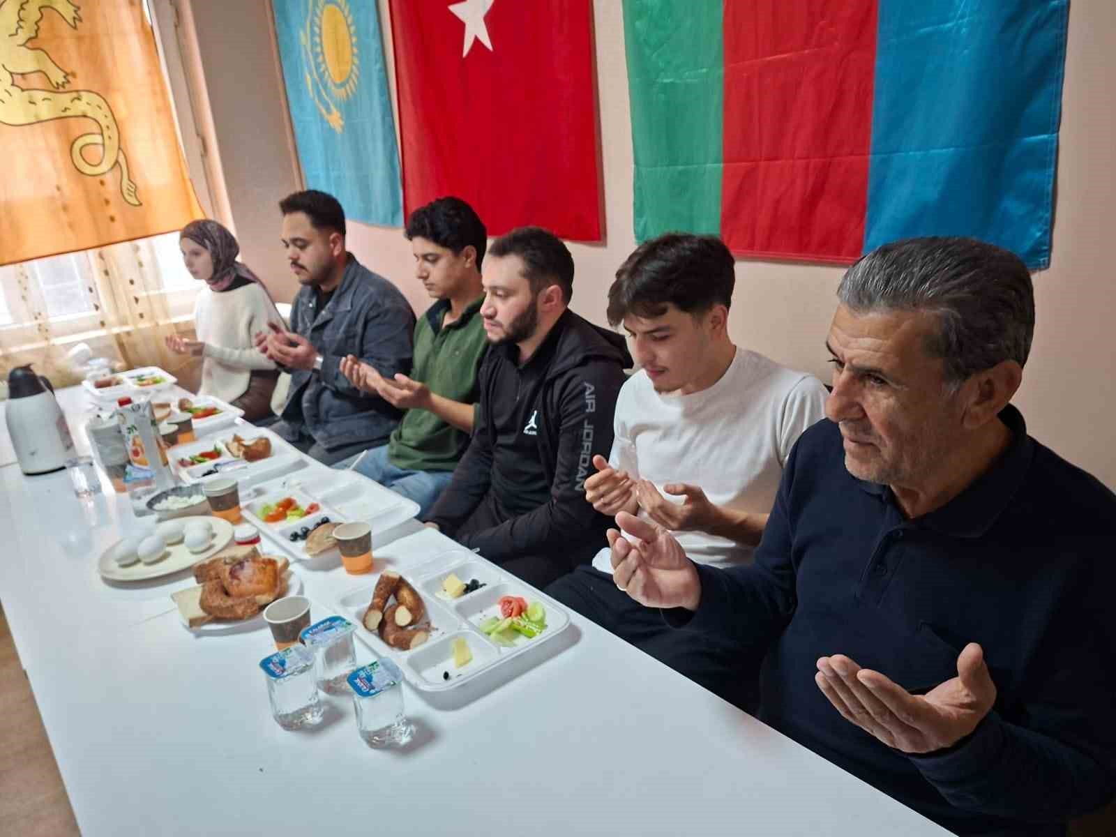 ESKİŞEHİR’DE ‘TÜRK DÜNYASI ÖĞRENCİLERİ’ KAHVALTIDA BULUŞTULAR