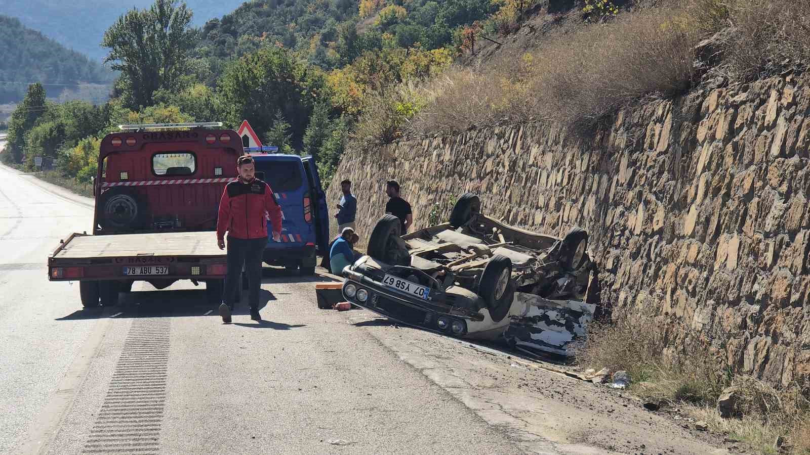 İstinat duvarına çarpan otomobil ters döndü : 3 yaralı