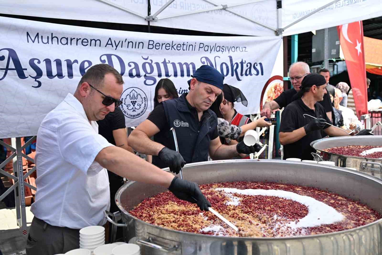 Perşembe Pazarı'nda 2 bin kişilik aşure ikramı