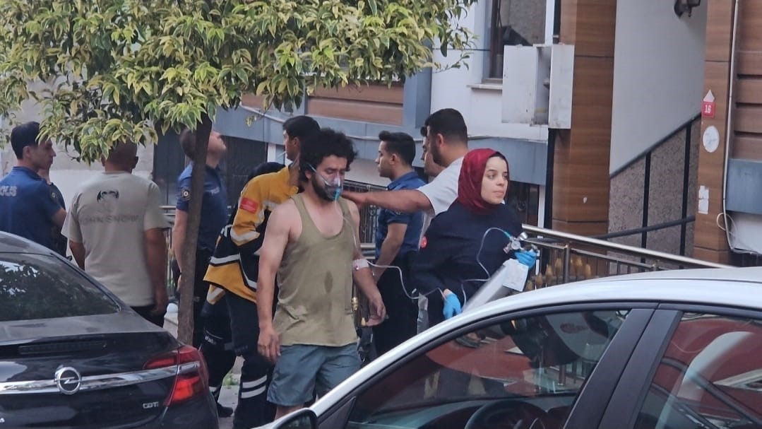 Kağıthane'de 5 katlı binada çıkan yangında 7 kişi kurtarıldı