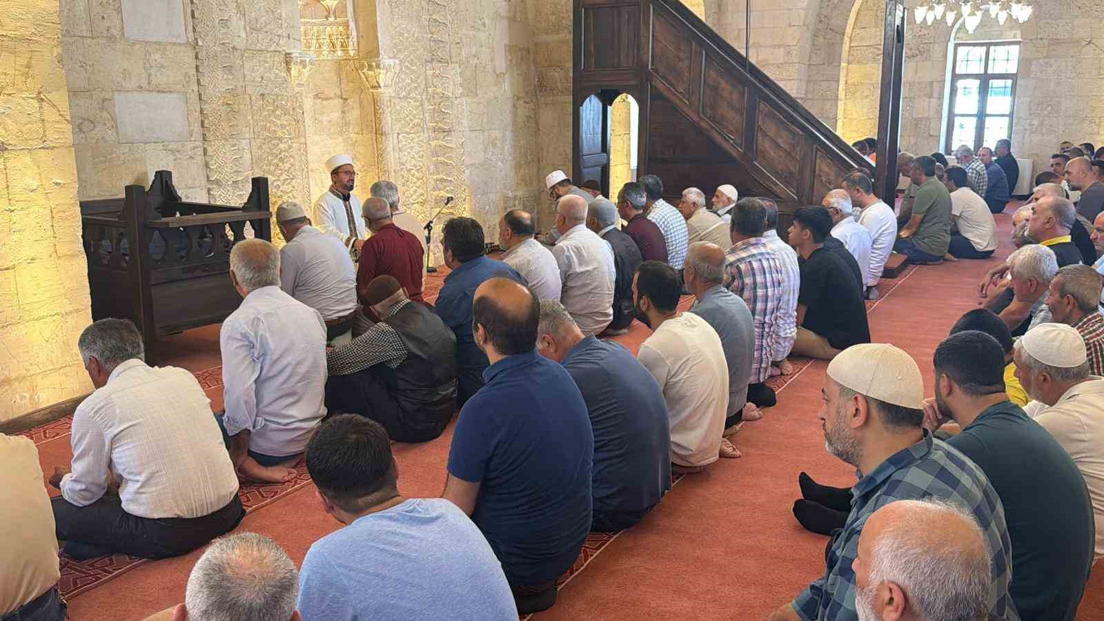 Depremde hasar gören tarihi camide 3,5 yıl sonra ilk cuma namazı