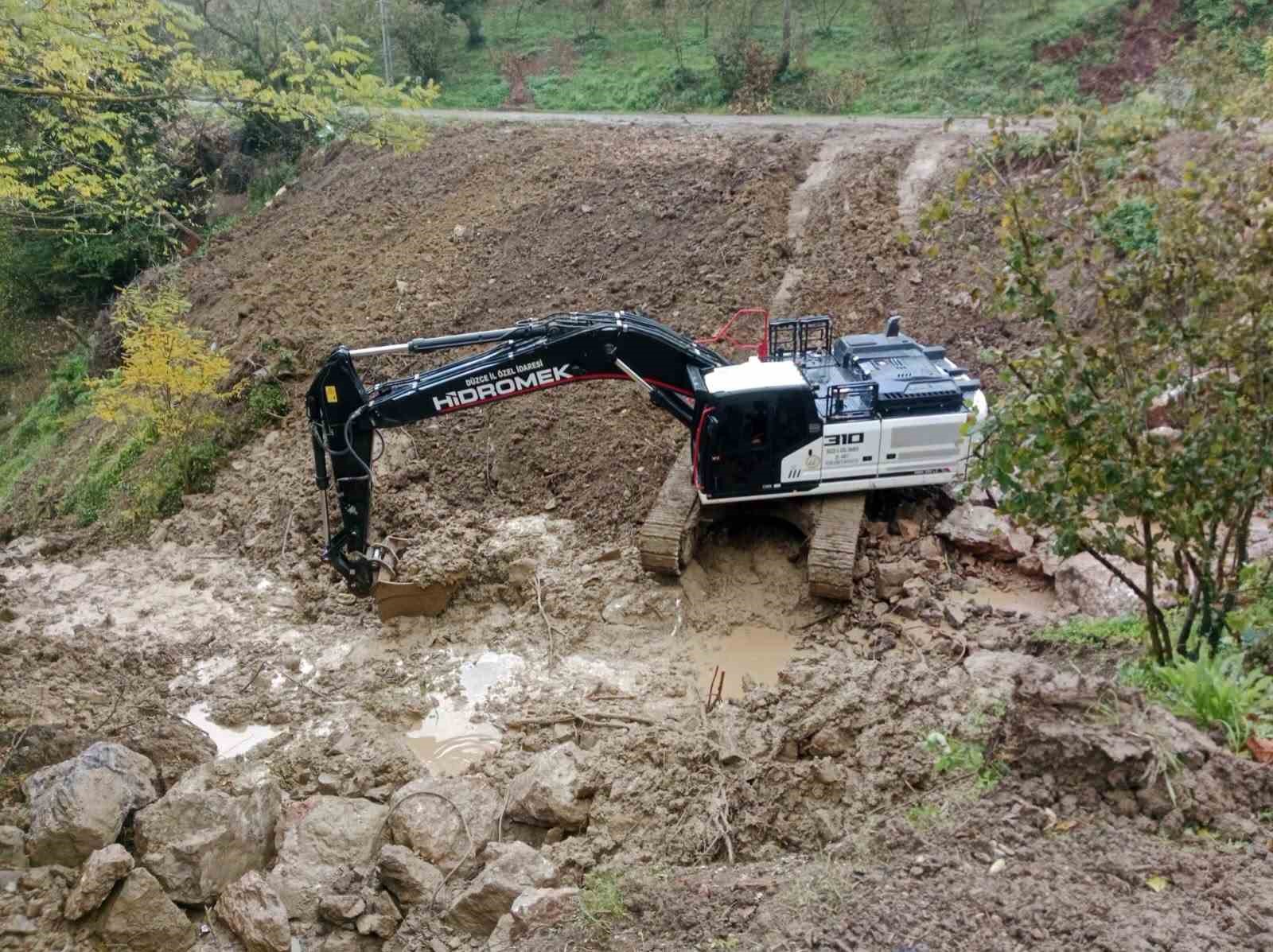 Cumayeri'nde heyelan bölgesinde çalışma sürüyor