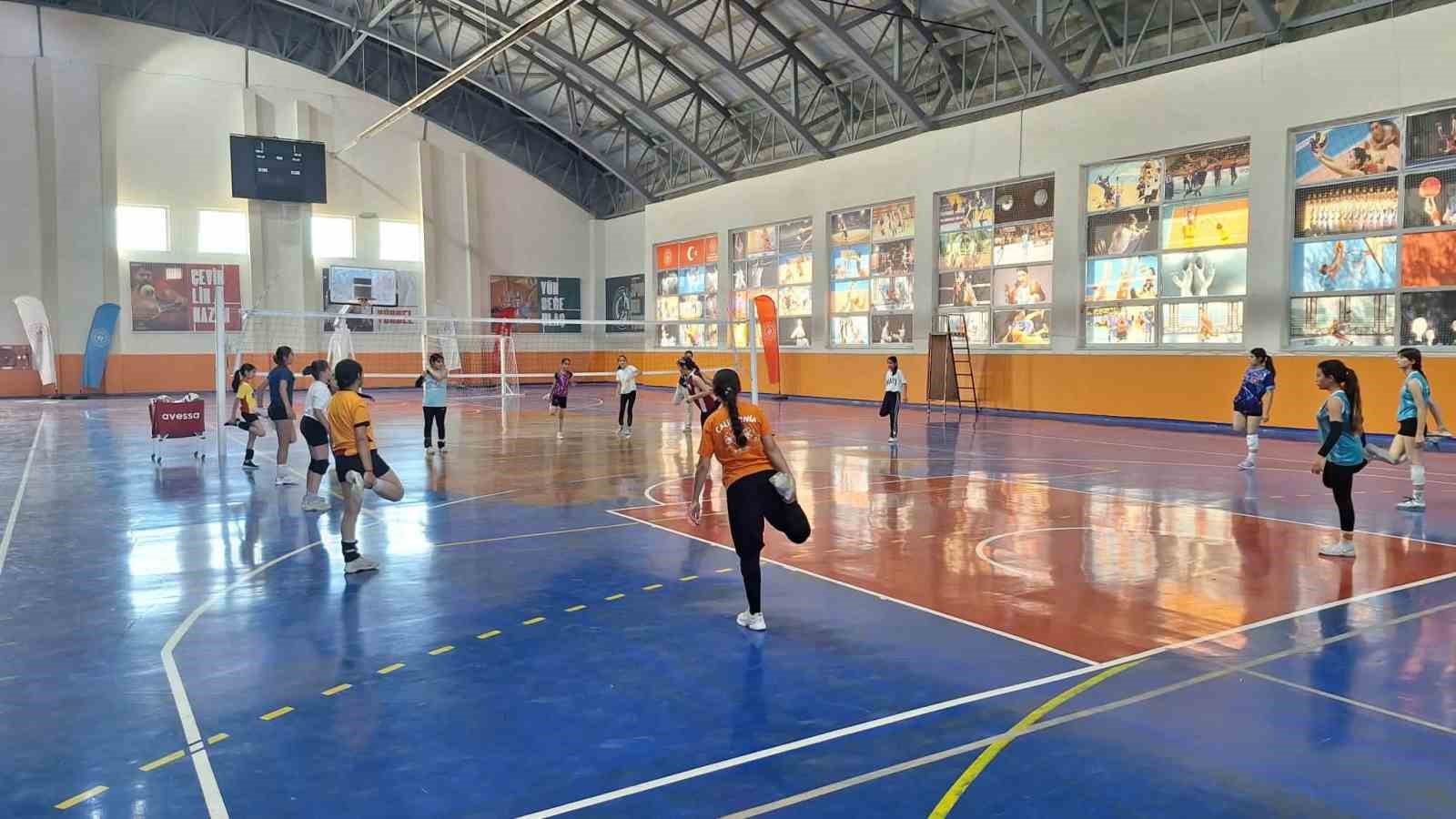 Bulanık’ta voleybol antrenmanları yoğun katılımla devam ediyor