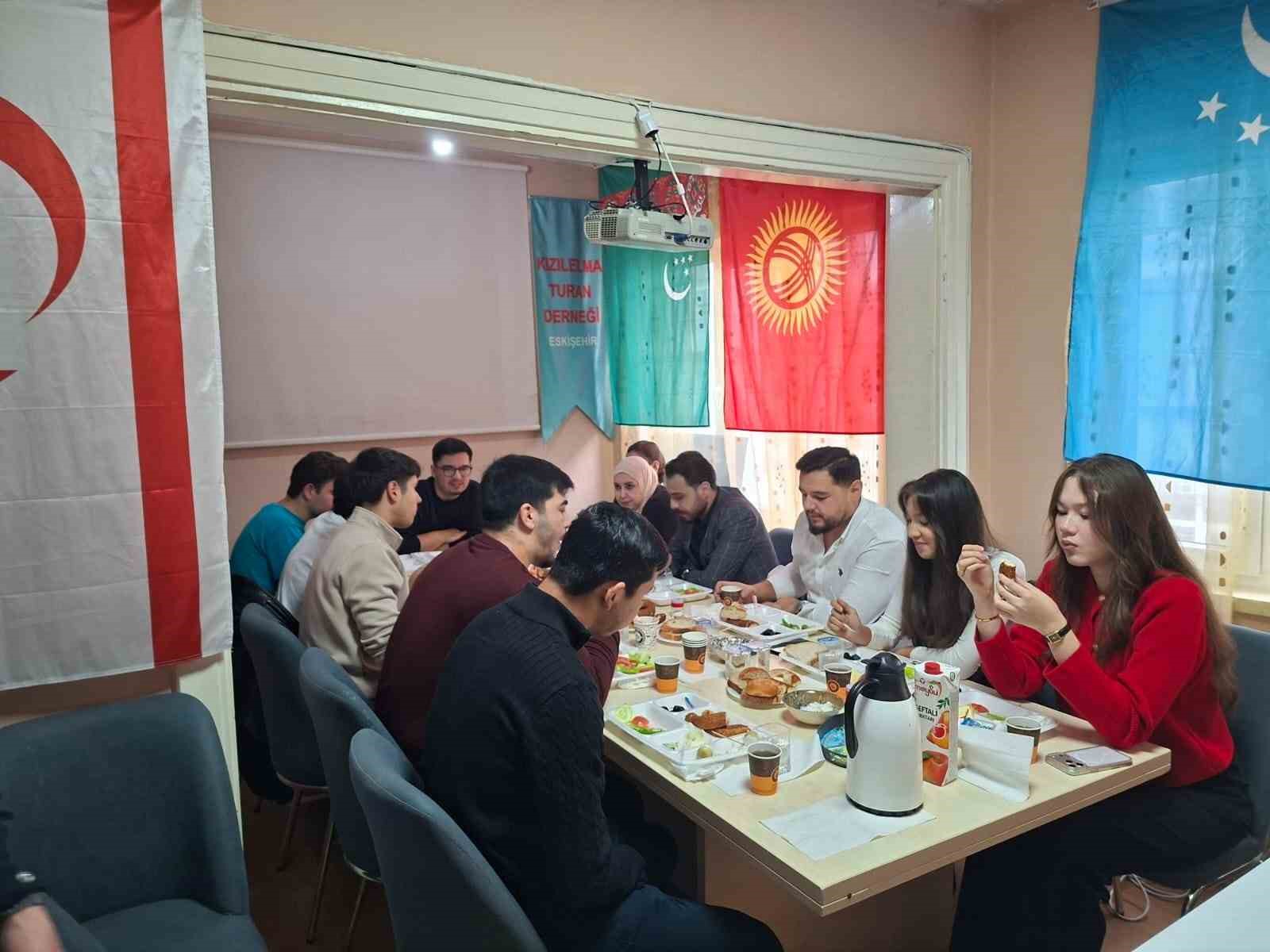 ESKİŞEHİR’DE ‘TÜRK DÜNYASI ÖĞRENCİLERİ’ KAHVALTIDA BULUŞTULAR