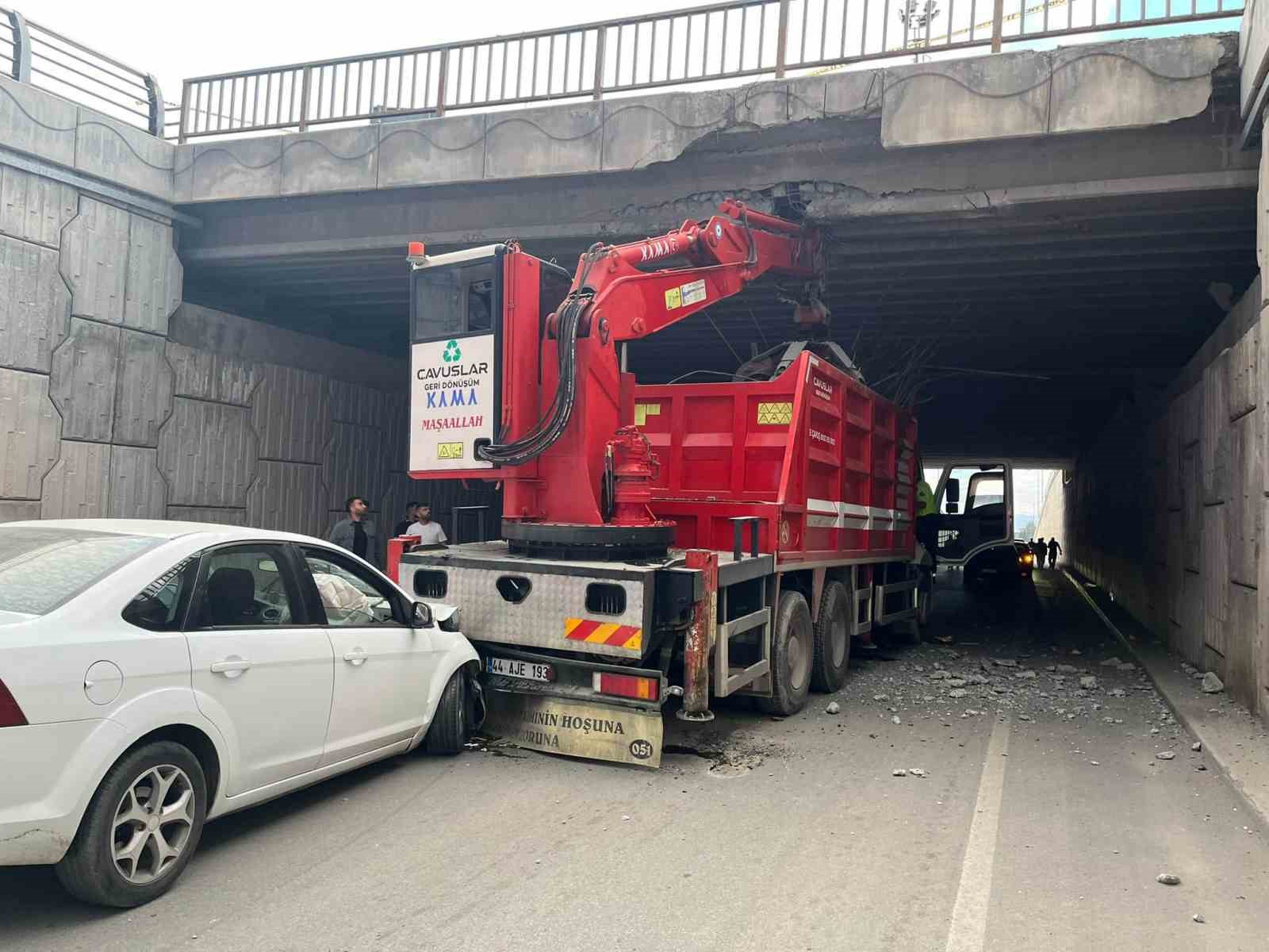 Vinç köprüye, otomobil de vince çarptı: 4 yaralı