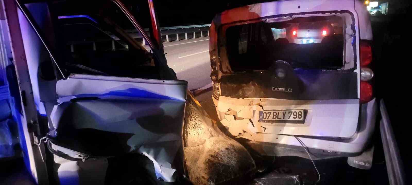 Alanya’da kamyonet park halindeki otomobile çarptı: 1 yaralı