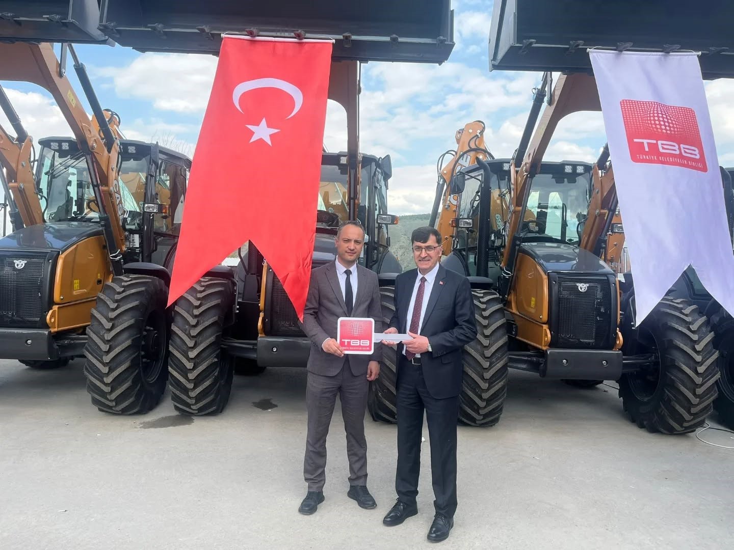 Kütahya Belediyesi'ne TBB'den araç desteği