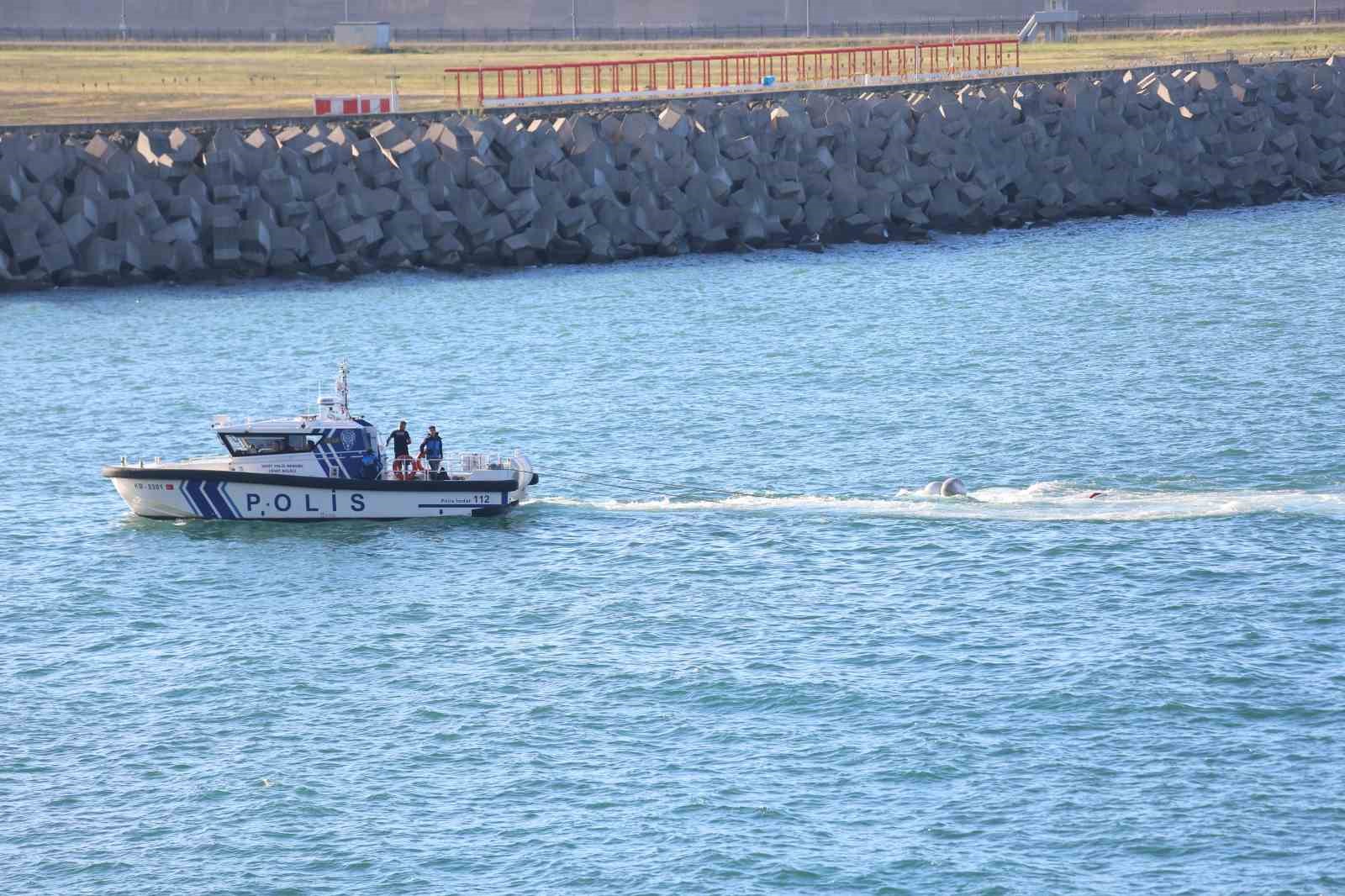 Rize Açıklarına Acil İniş Yapan Uçak Limana Çekildi