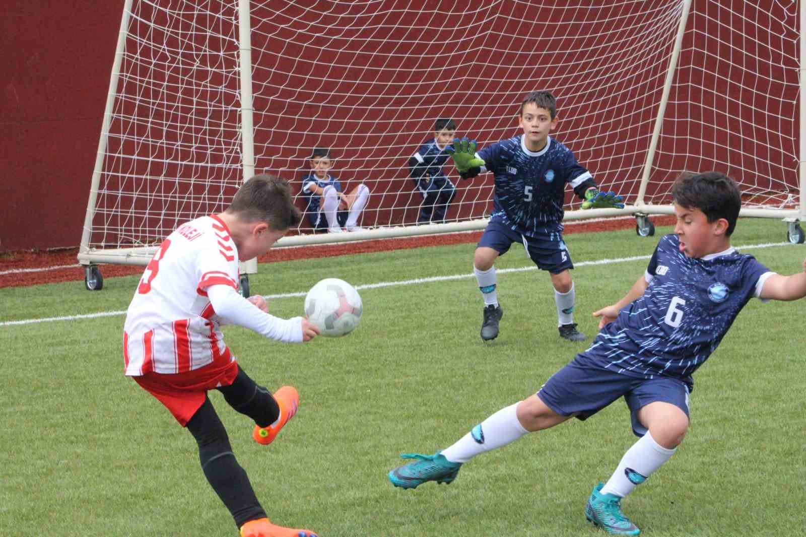 CUMHURİYETİN 103. YILI KUTLAMALARI KAPSAMINDA ESKİŞEHİR'DE DÜZENLENEN 29 EKİM CUMHURİYET BAYRAMI ÖZEL FUTBOL MÜSABAKALARI SONA ERDİ.