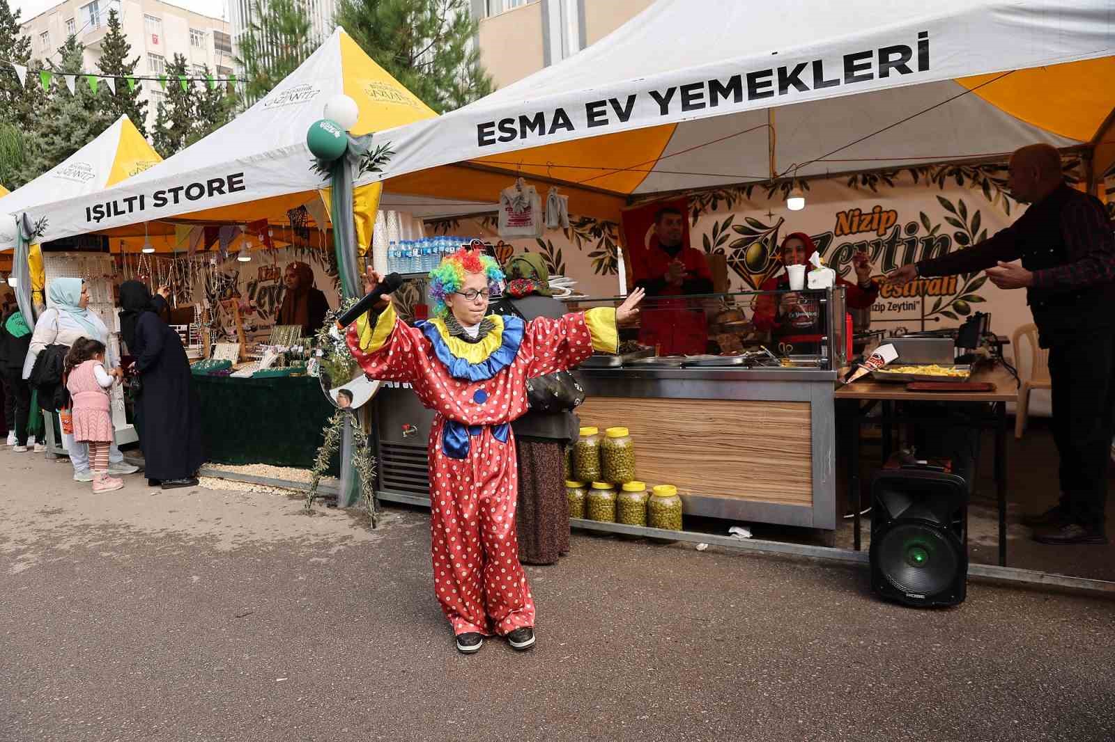 GAZİANTEP BÜYÜKŞEHİR BELEDİYE BAŞKANI FATMA ŞAHİN, NİZİP’İN İLÇE OLUŞUNUN 100. YIL DÖNÜMÜ COŞKUSUYLA BİRLEŞEN 3. NİZİP ZEYTİN FESTİVALİ'NDE YAPTIĞI KONUŞMADA, İLÇEYE KAZANDIRILACAK YENİ PROJELERİN MÜJDESİNİ VEREREK, "BİZ NİZİP İÇİN NE SÖZ VERDİYSEK YAPTIK, YAPMAYA DA DEVAM EDECEĞİZ. FISTIKÇILAR ÇARŞISI'NIN ARDINDAN ŞİMDİ DE NİZİP'E YAKIŞIR YENİ ZEYTİN VE FISTIK HALİNİ KURUYORUZ. SANAYİ VE TEKNOLOJİ BAKANLIĞIMIZIN ONAYIYLA NİZİP ÇAYI İÇİN DÜNYANIN EN BÜYÜK İKİNCİ ARITMA TESİSİNİ HAYATA GEÇİRİYORUZ" DEDİ.