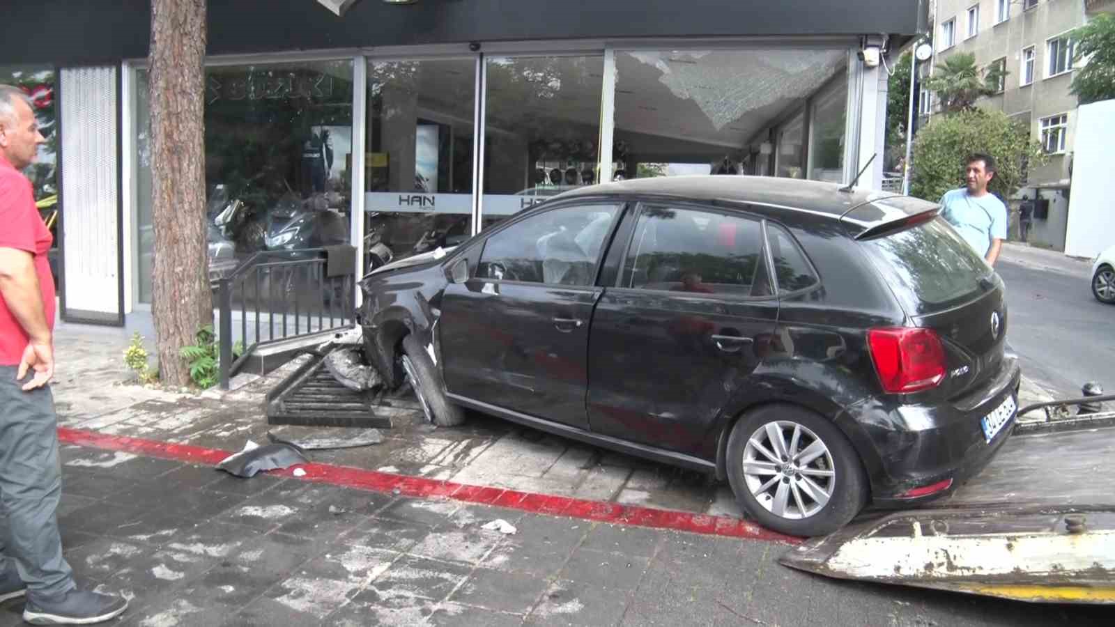 Kadıköy'de sürücü galeriye daldı