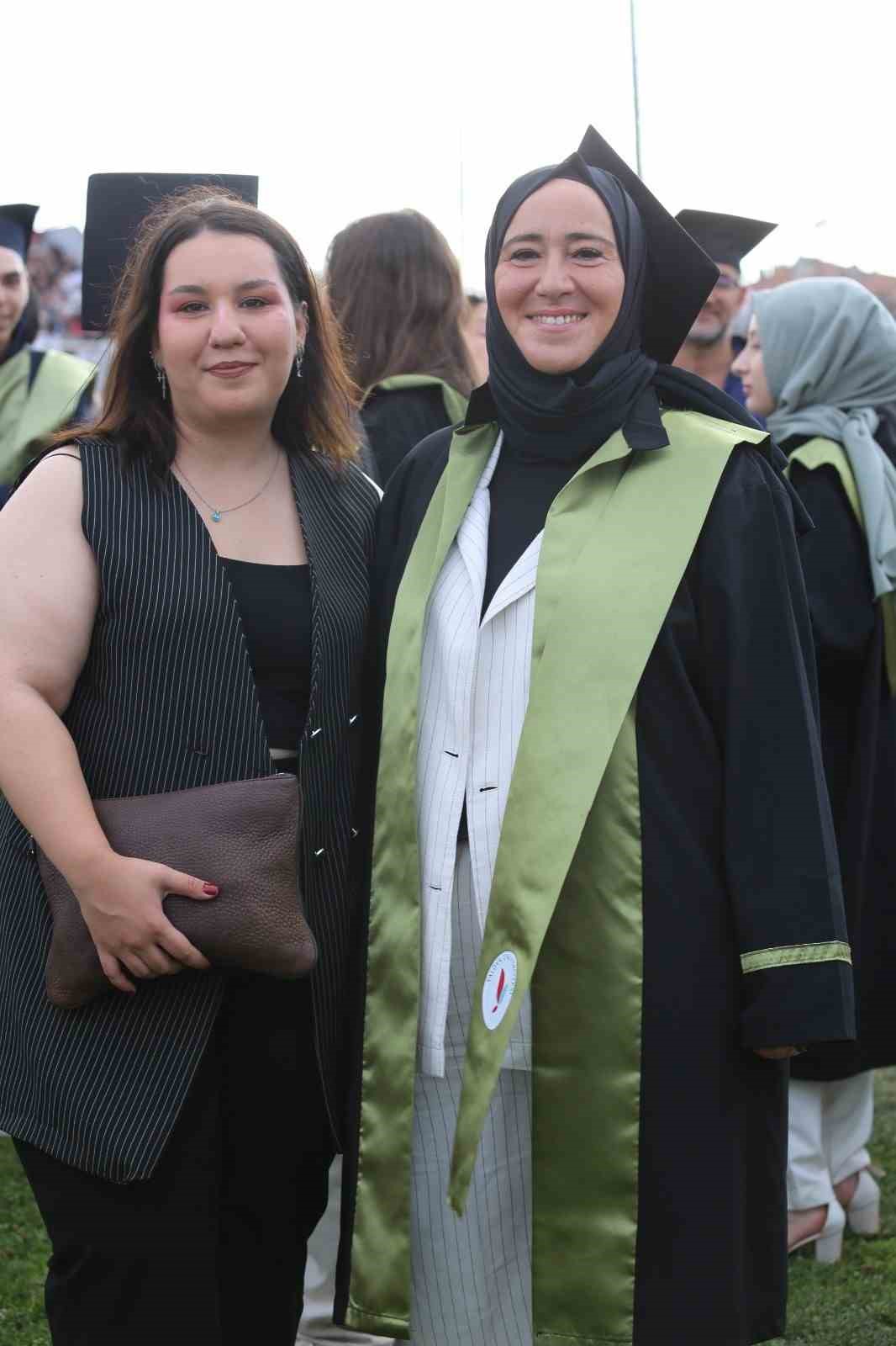 Anne-kızın üniversite yolculuğu mezuniyetle taçlandı