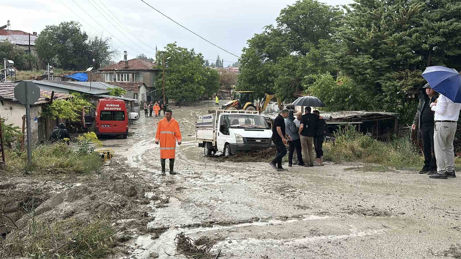 Burdur’da sağanak sonrası bazı evleri su bastı