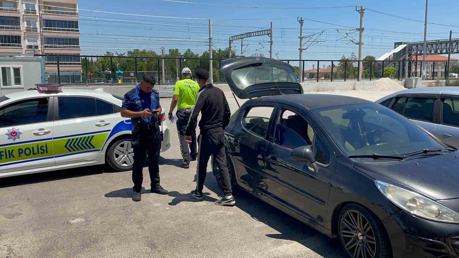 Taksiciler müşteri kılığına girdi, korsan taksiciyi yakalattı