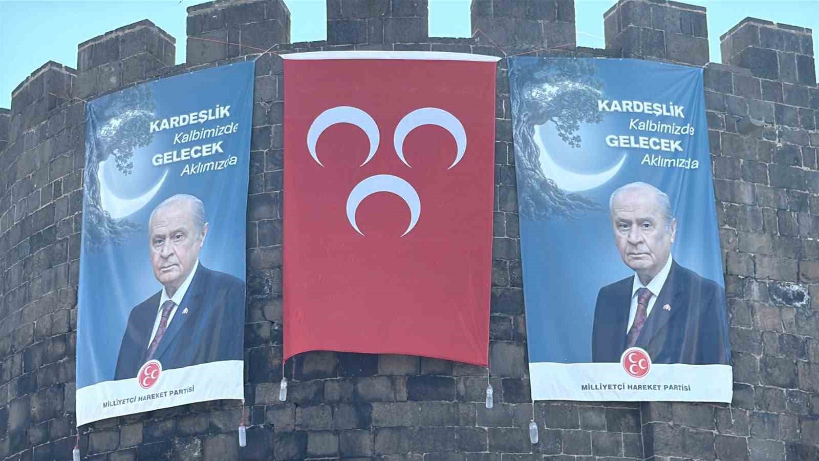 Diyarbakır surlarında MHP lideri Bahçeli'nin dev posteri asıldı, barış çağrısında bulunuldu