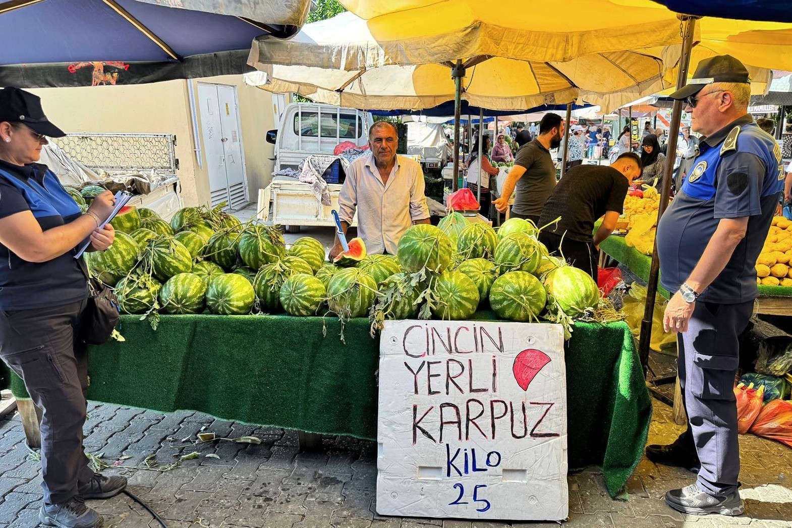 Efeler'deki pazarlarda etiket ve fiyat denetimi yapıldı