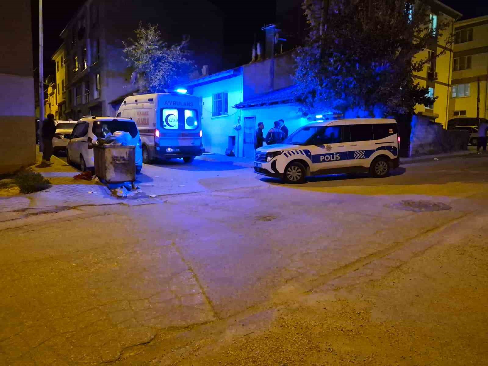 ESKİŞEHİR'DE HANE BASKINI İHBARI EKİPLERİ TEYAKKUZA GEÇİRİRKEN, ADRESE GİDİLDİĞİNDE OLAYIN AİLE İÇİ KAVGA OLDUĞU ANLAŞILDI.