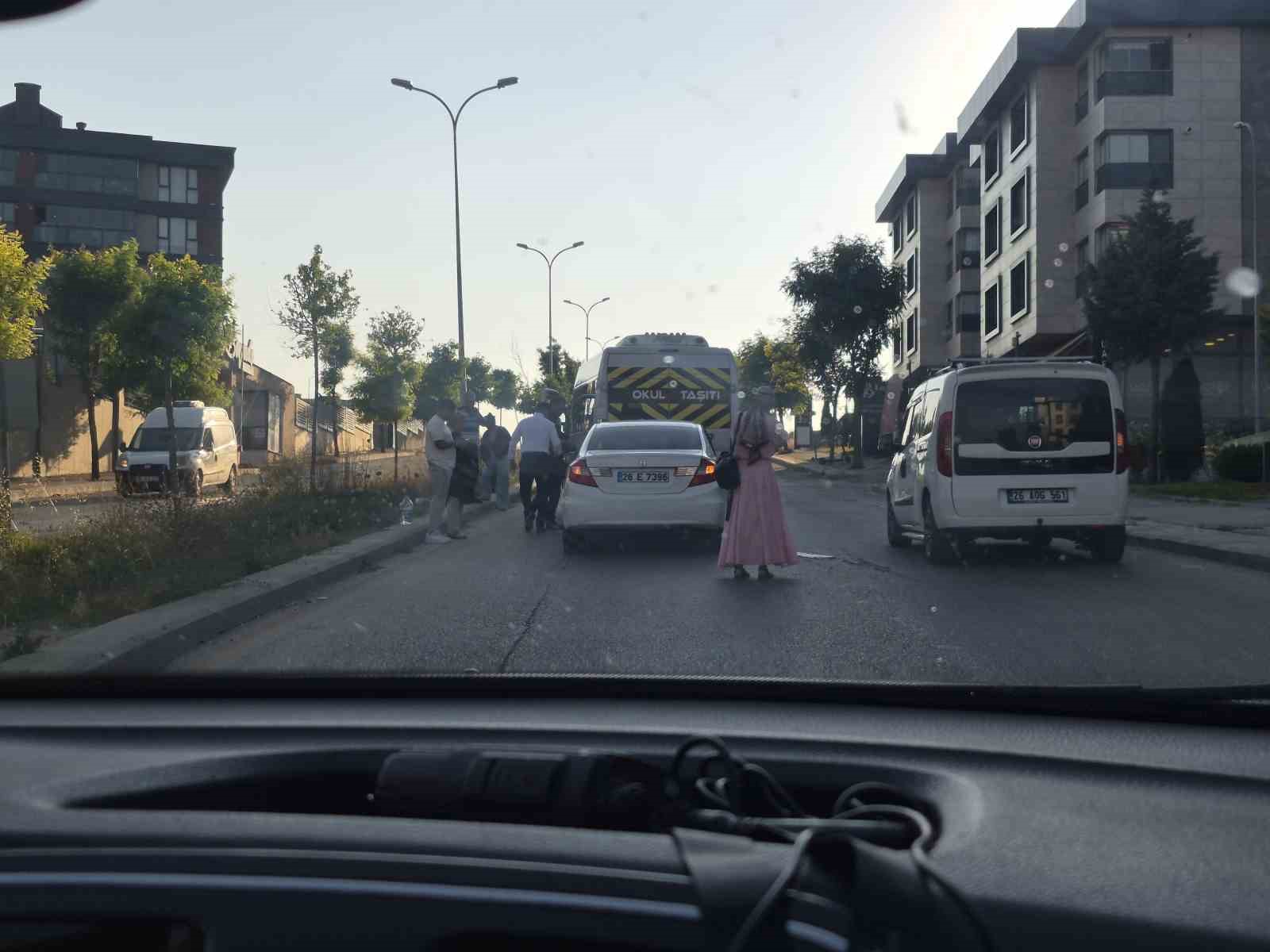 Eskişehir'de otomobilin servise çarptığı kazada maddi hasar oluştu
