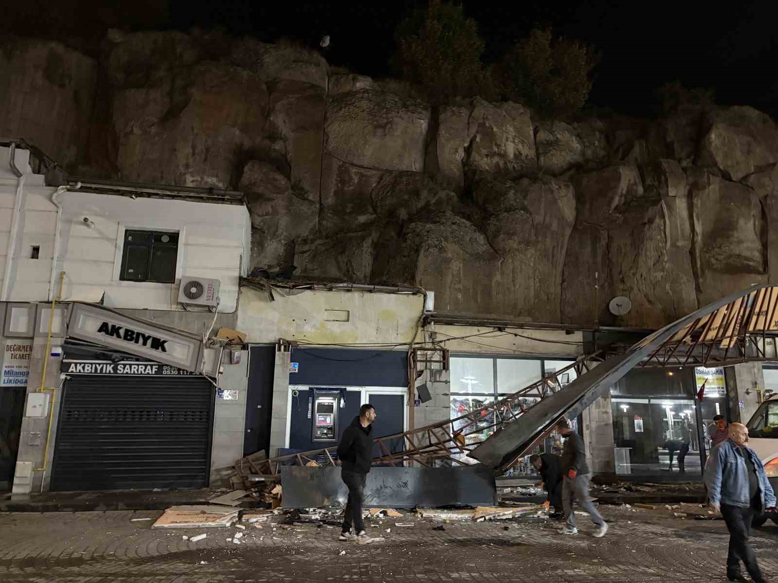 KAYSERİ’NİN İNCESU İLÇESİNDE KONTROLDEN ÇIKAN OTOMOBİL, YAKLAŞIK 50 METRE YÜKSEKLİKTEKİ KAYALIKLARDAN DÜKKANLARIN ÜZERİNE UÇTU. KAZADA OTOMOBİL SÜRÜCÜSÜ YARALANIRKEN, DÜKKANLARDA HASAR MEYDANA GELDİ