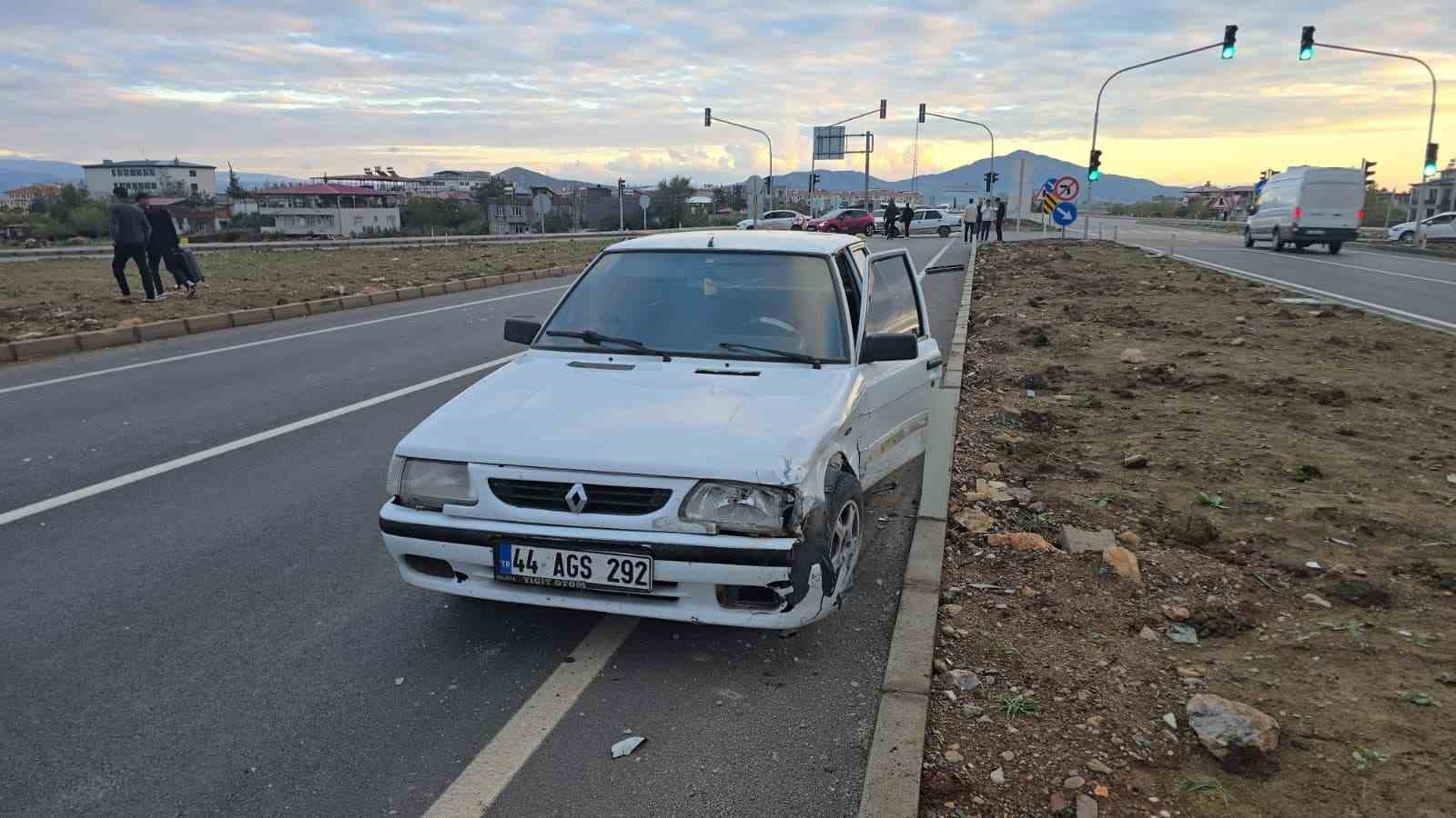 GAZİANTEP’İN İSLAHİYE İLÇESİNDE 2 OTOMOBİLİN ÇARPIŞMASI SONUCU MEYDANA GELEN KAZADA ARAÇLAR KULLANILAMAZ HALE GELDİ.