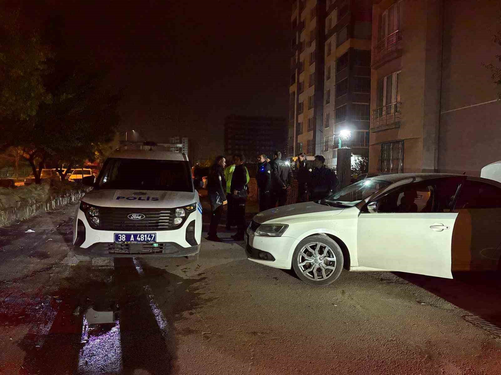 KAYSERİ’NİN MELİKGAZİ İLÇESİNDE POLİS EKİPLERİNİN ‘DUR’ İHTARINA UYMAYAN SÜRÜCÜ KOVALAMACA SONUCU YAKALANDI. EKİPLERE ZOR ANLAR YAŞATAN VE MUKAVEMET GÖSTEREN SÜRÜCÜ POLİS OTOSUNDA KAFES KISMINA BİNMEMEKTE DİRENEREK, ‘BAŞIMI EĞEMEZSİNİZ’ DEDİ. ALKOL TESTİNİ REDDEDEN SÜRÜCÜYE 360 BİN TL İDARİ PARA CEZASI YAZILDI.