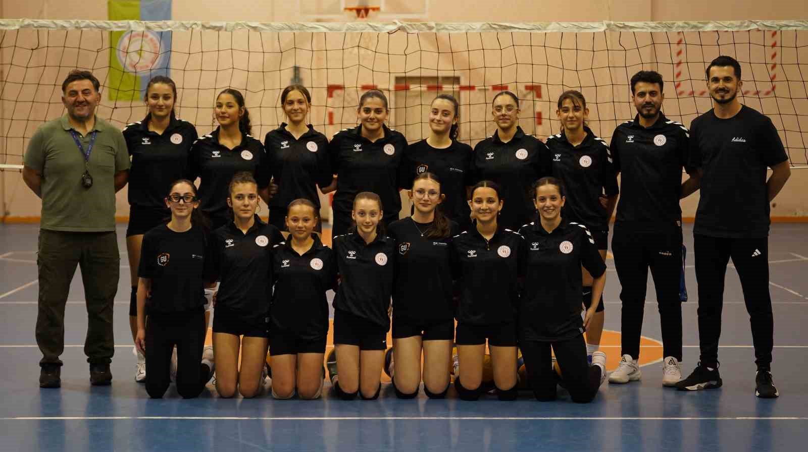Rize'nin genç voleybolcuları, gözünü Anadolu Yıldızlar Ligi kupasına dikti