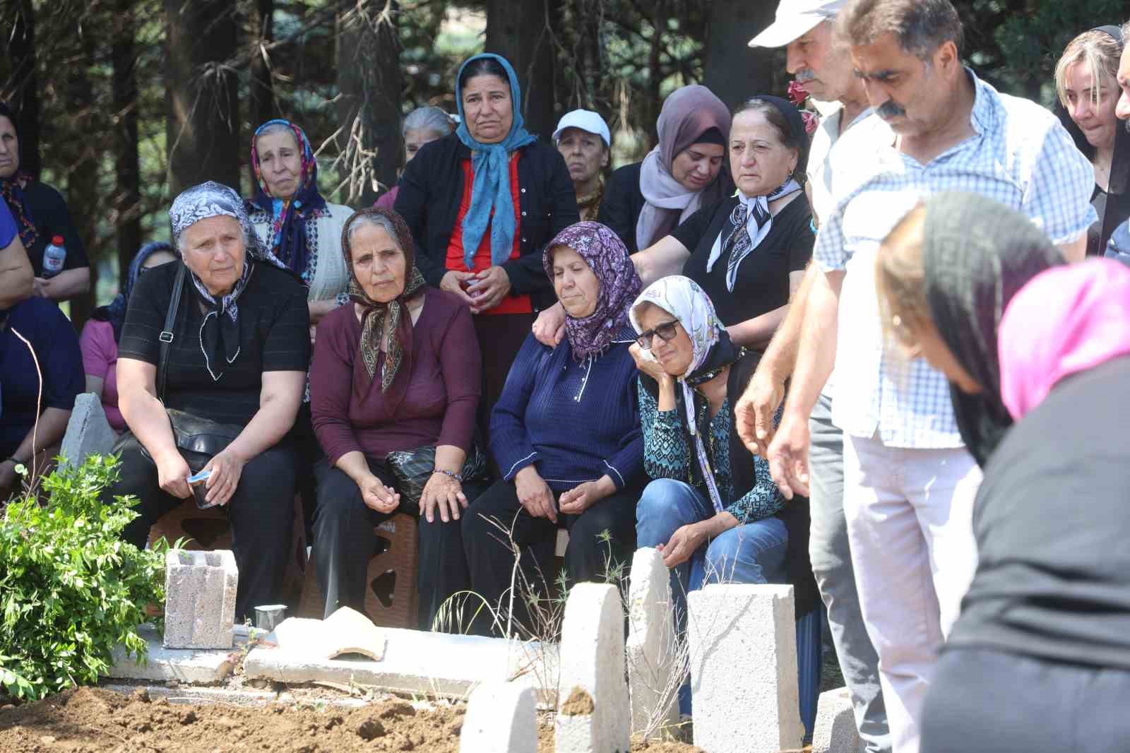 Hatay’da nişanlı dehşetinde öldürülen baba ve kız yan yana defnedildi