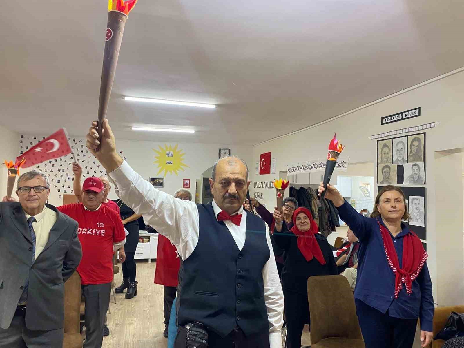 BELEDİYENİN ENGELLİ VE YAŞLI HİZMETLERİ MÜDÜRLÜĞÜ BÜNYESİNDE HİZMET VEREN KOCA ÇINAR YAŞAM MERKEZİ İLE LÜTFÜ YÜKSEL YAŞLI BAKIM MERKEZİ'NİN MÜDAVİMLERİ DE 29 EKİM CUMHURİYET BAYRAMI DOLAYISIYLA DÜZENLENEN ETKİNLİKLERDE BİR ARAYA GELDİ. İKİ MERKEZDE AYRI AYRI GERÇEKLEŞTİRİLEN KUTLAMALARDA CUMHURİYET COŞKUSU VE ATATÜRK SEVGİSİ ÖN PLANA ÇIKTI.