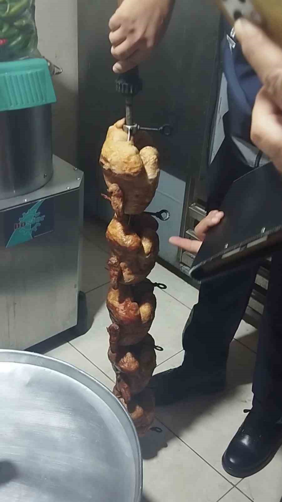 HATAY’DA ZABITA EKİPLERİNİN RESTORANA GERÇEKLEŞTİRDİKLERİ DENETİMLERDE MİDE BULANDIRAN GÖRÜNTÜLER ORTAYA ÇIKARKEN, VATANDAŞLARA YEDİRİLMEYE HAZIRLANAN BOZUK PİŞMİŞ VE ÇİĞ HALDEKİ TAVUK ELE GEÇİRİLDİ.