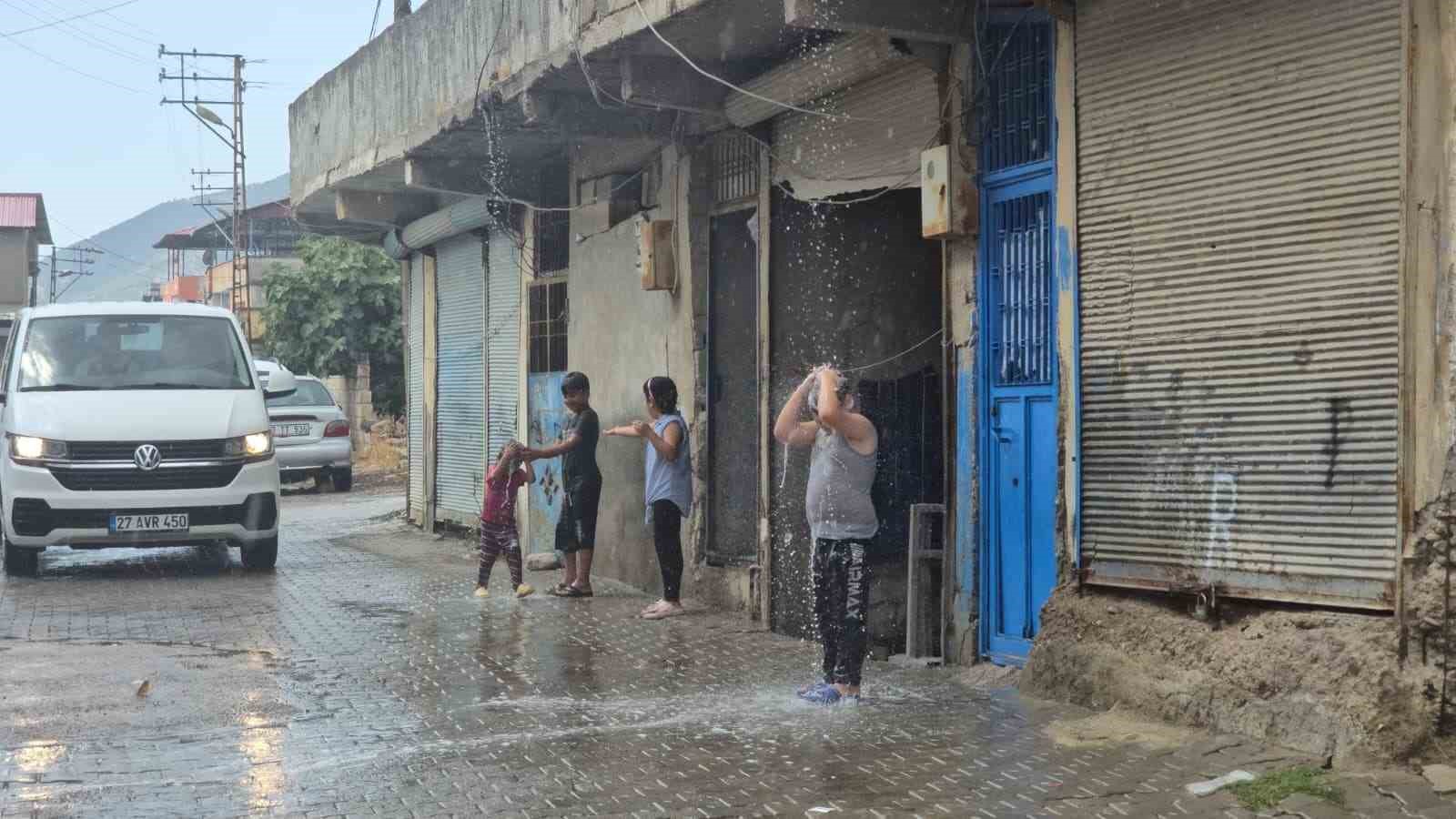 Gaziantep’te yaz yağmuru yüzleri güldürdü