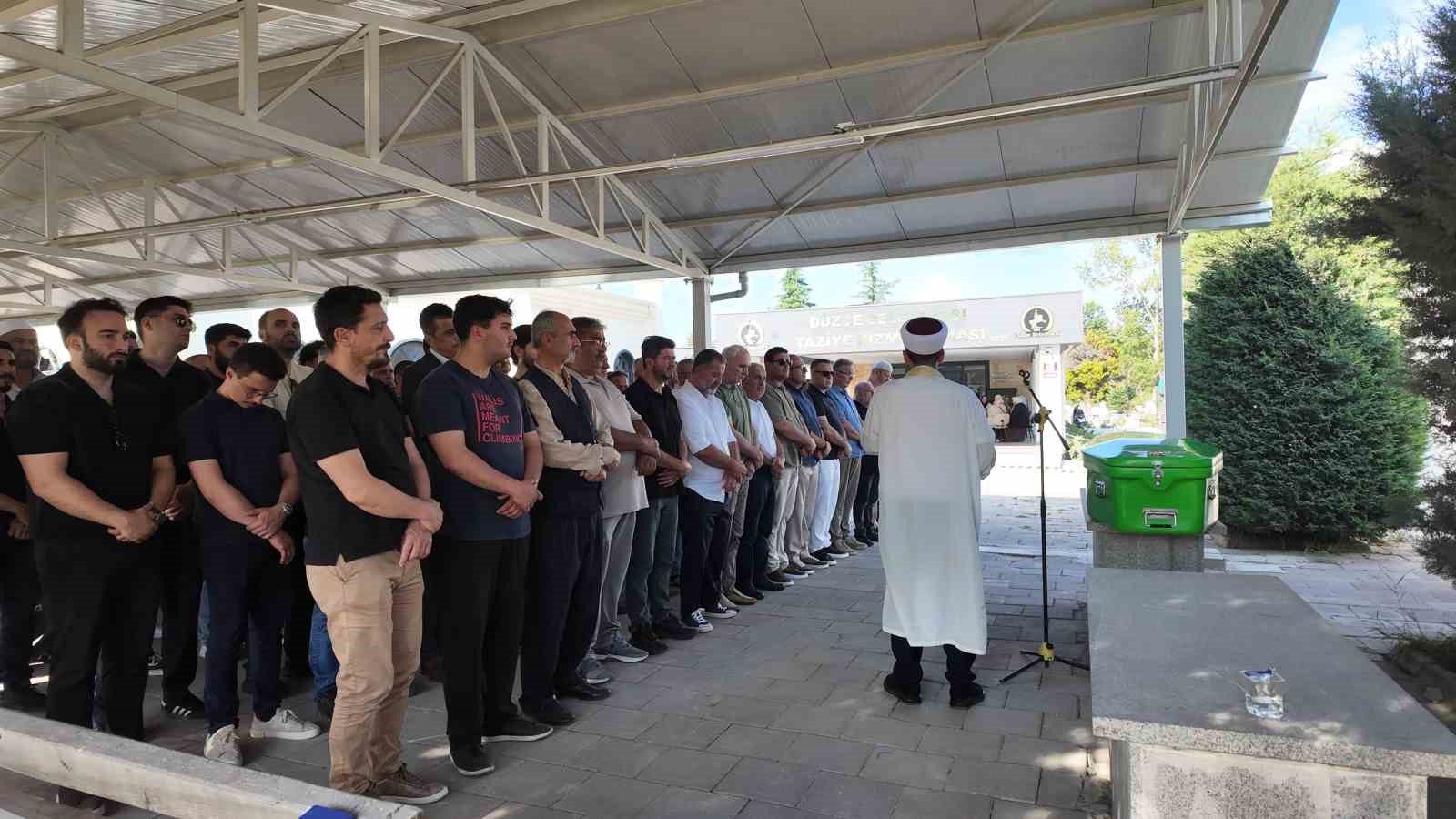 Düzce'de kocası tarafından öldürülen kadın son yolculuğuna uğurlandı