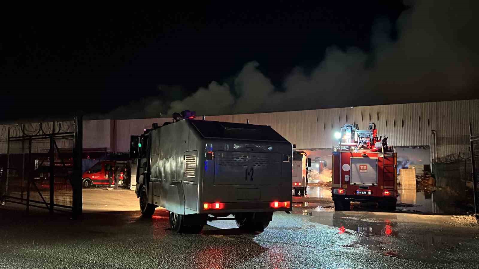 MERSİN’İN MERKEZ AKDENİZ İLÇESİNDE TÜTÜN VE FİDE DEPOLANAN ANTREPODA YILDIRIM DÜŞMESİ SONUCU ÇIKAN YANGIN, EKİPLERİN MÜDAHALESİYLE KONTROL ALTINA ALINDI.