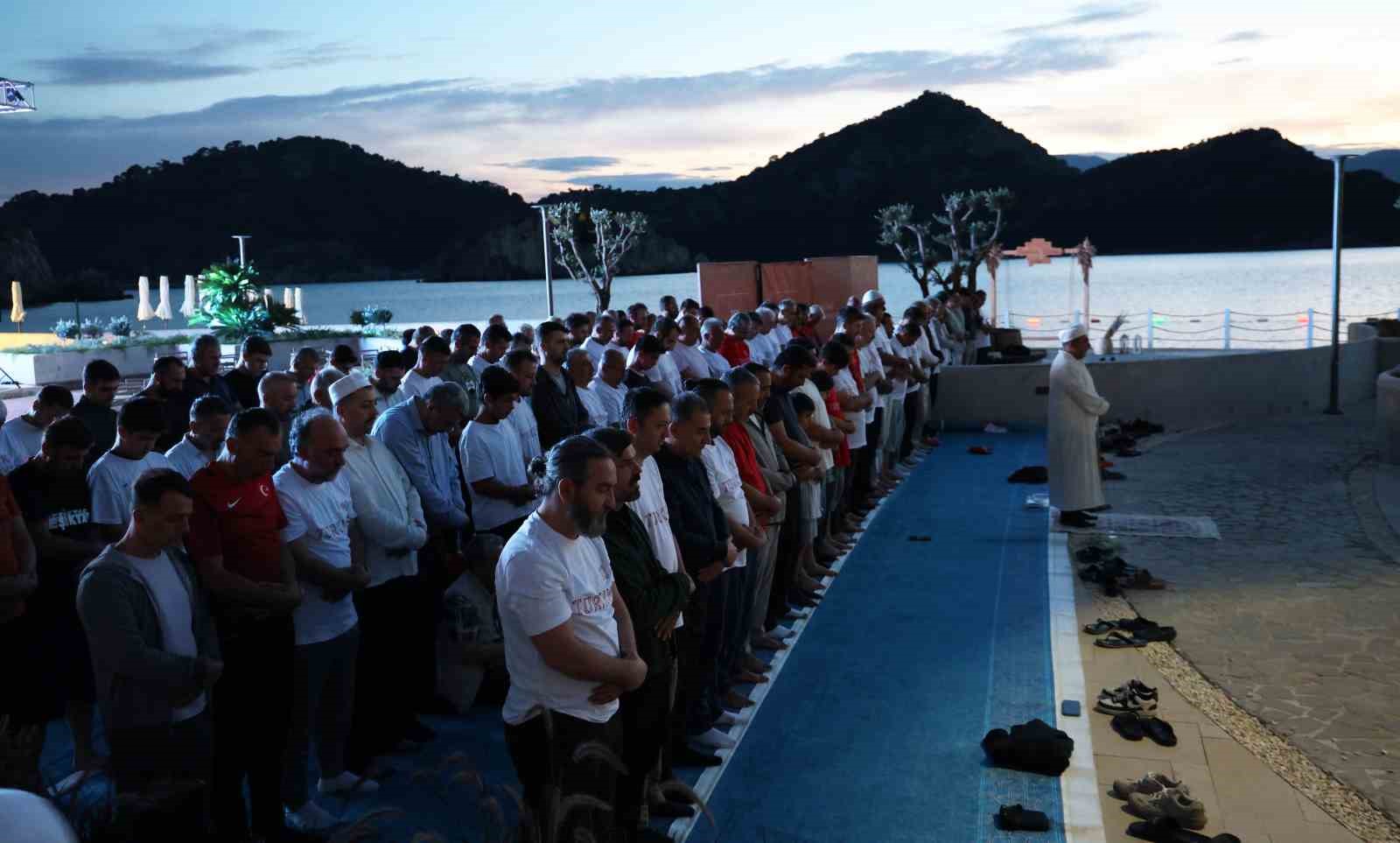 Tatilciler Milli Takıma destek için sahilde buluştu
